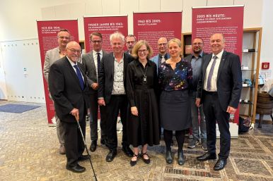 Beim Festakt zum 100jährigen Jubiläum des Kreismuseums Wewelsburg (v.l.): Dr. Guido Hitze (Leiter der Landeszentrale für politische Bildung in NRW), Heinz Köhler (Kreisdirektor a.D. und heutige Vorsitzende des Fördervereins Kreismuseum Wewelsburg e. V.), CDU-Generalsekretär Carsten Linnemann, stellvertretende Museumsleiter Markus Moors, Guido Varney (Vorsitzender des DJH Landesverbandes Westfalen-Lippe), Museumsleiterin Kirsten John-Stucke, Prof. Dr. Johannes Süßmann (Uni Paderborn), Heike Kropff (Leiterin des LWL-Museumsamtes), der Wewelsburger „Herbergsvater“ Frank Piontek und Landrat Christoph Rüther.